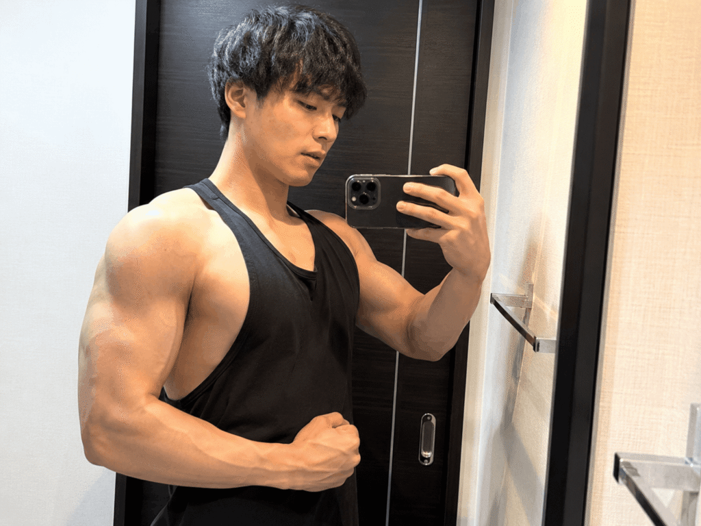 自宅で自撮りしている男性